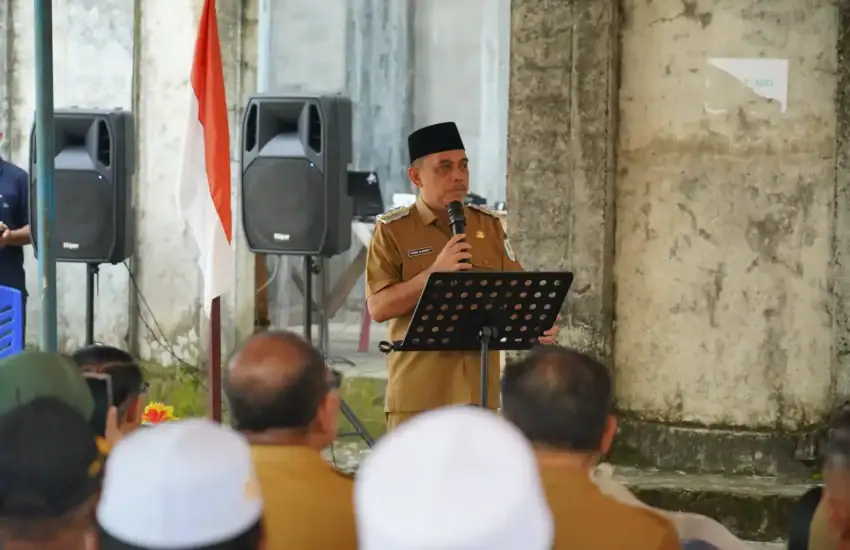 Pejabat pemerintah memberikan sambutan di acara seminar di LintasBMR, fokus pada pembangunan dan keb.