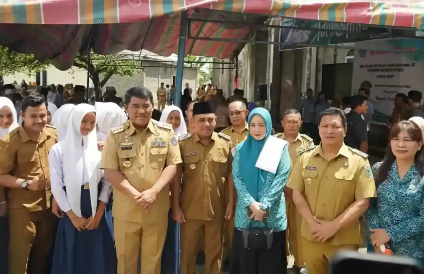 Pelaksanaan acara resmi di lapangan terbuka dengan pejabat dan peserta hadir.