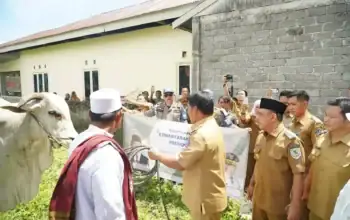 Penyerahan bantuan sosial kepada warga desa oleh pejabat pemerintah dan tokoh masyarakat.