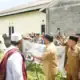 Penyerahan bantuan sosial kepada warga desa oleh pejabat pemerintah dan tokoh masyarakat.